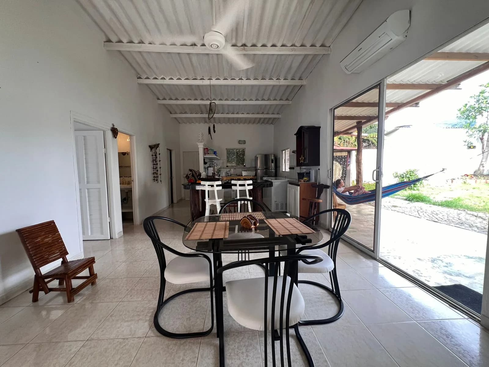 Comedor de Casa Mahatma con salida al jardín