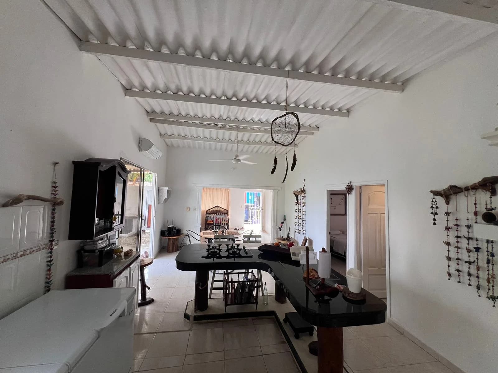 Sala de Casa Mahatma, amplia y de paredes blancas