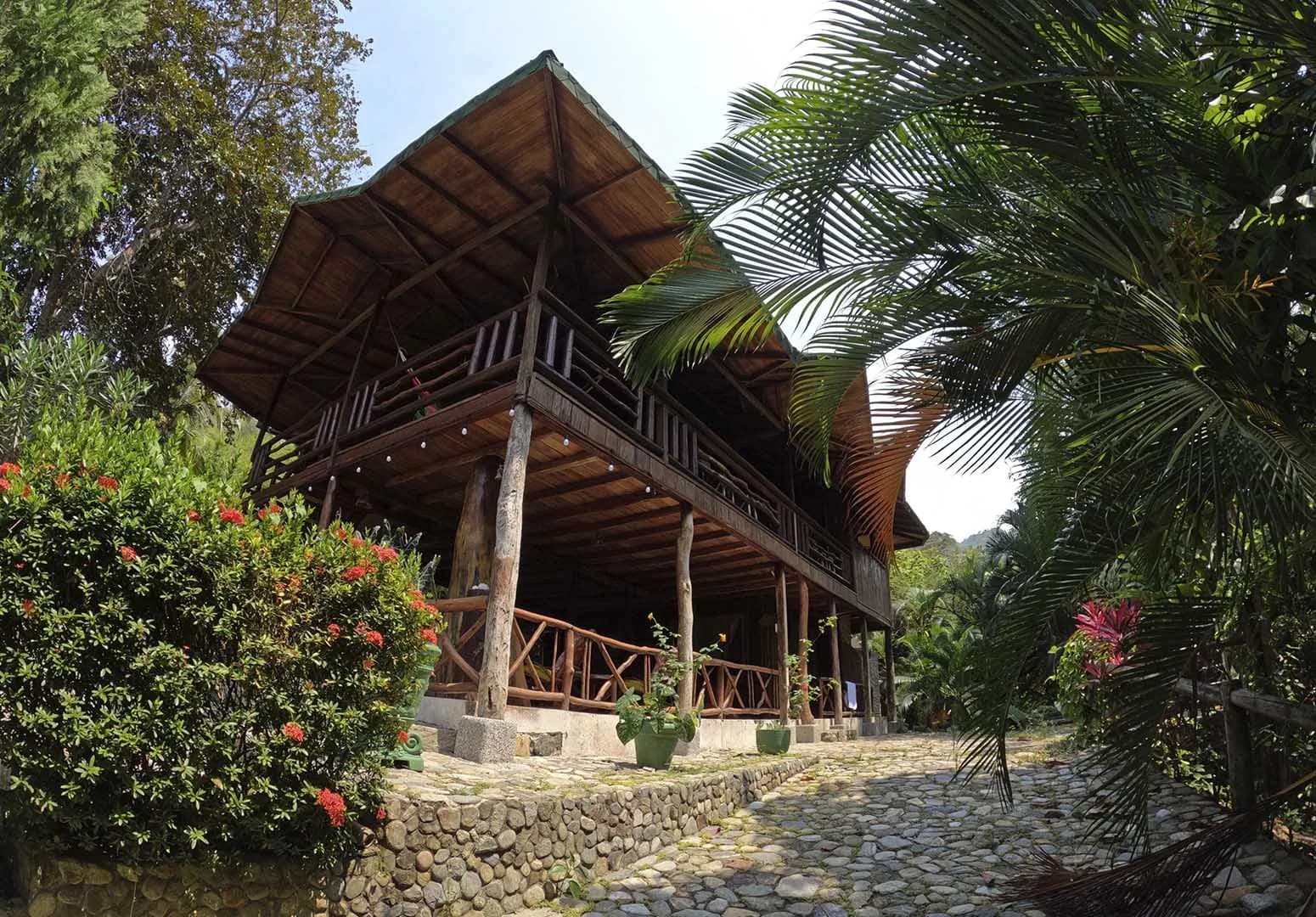 Exterior de la Cabaña Aluna, construida en madera entre la vegetación de La Jorará