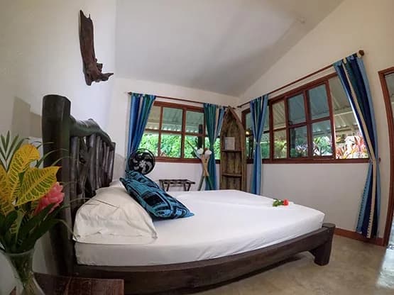 Vista de la habitación Arhuaco con ventanas hacia el jardín