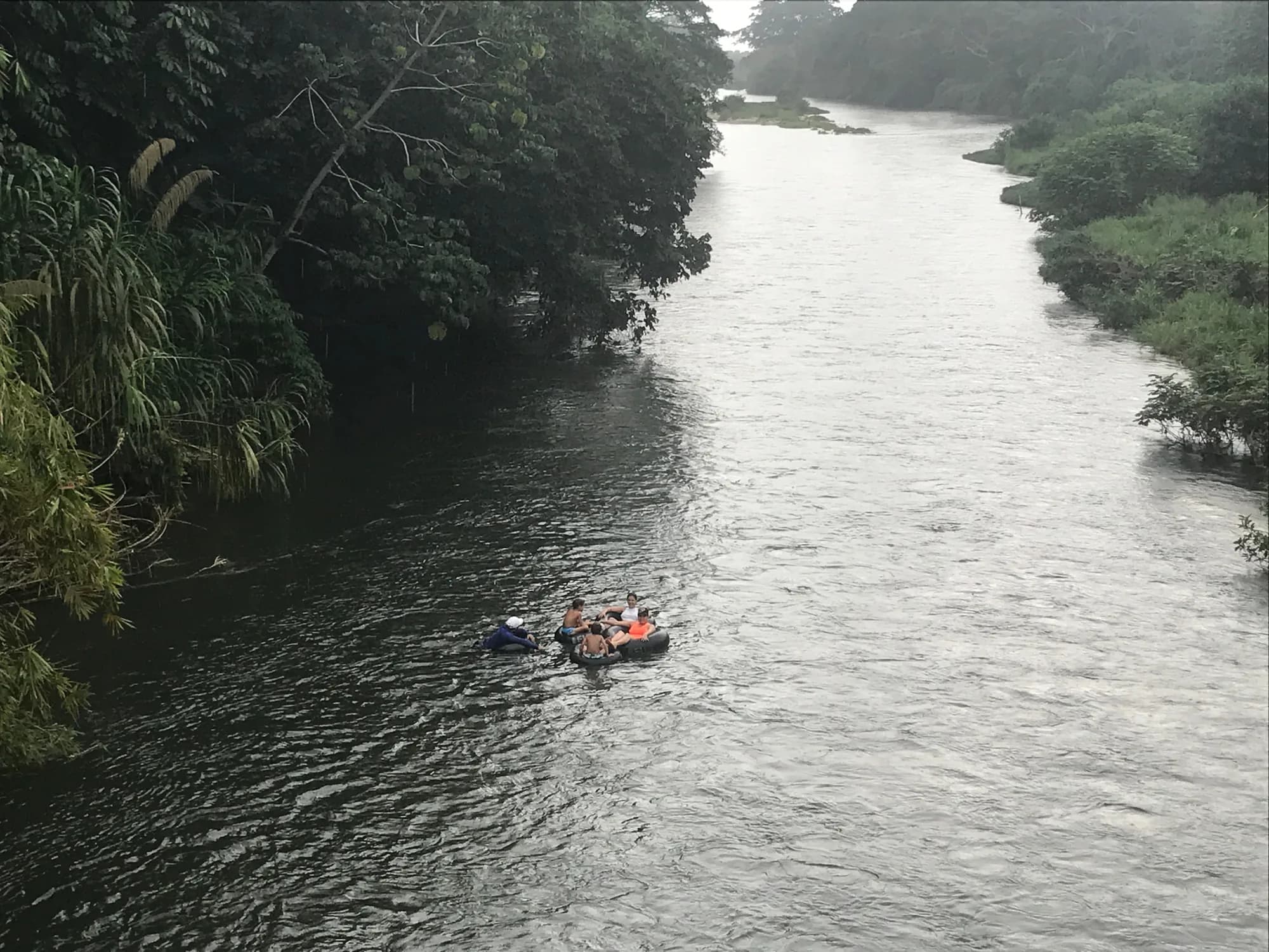 El río Don Diego entre la selva, camino al mar Caribe