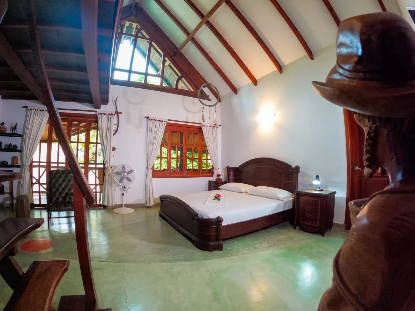 Cama king de la suite Dorado bajo las vigas de madera