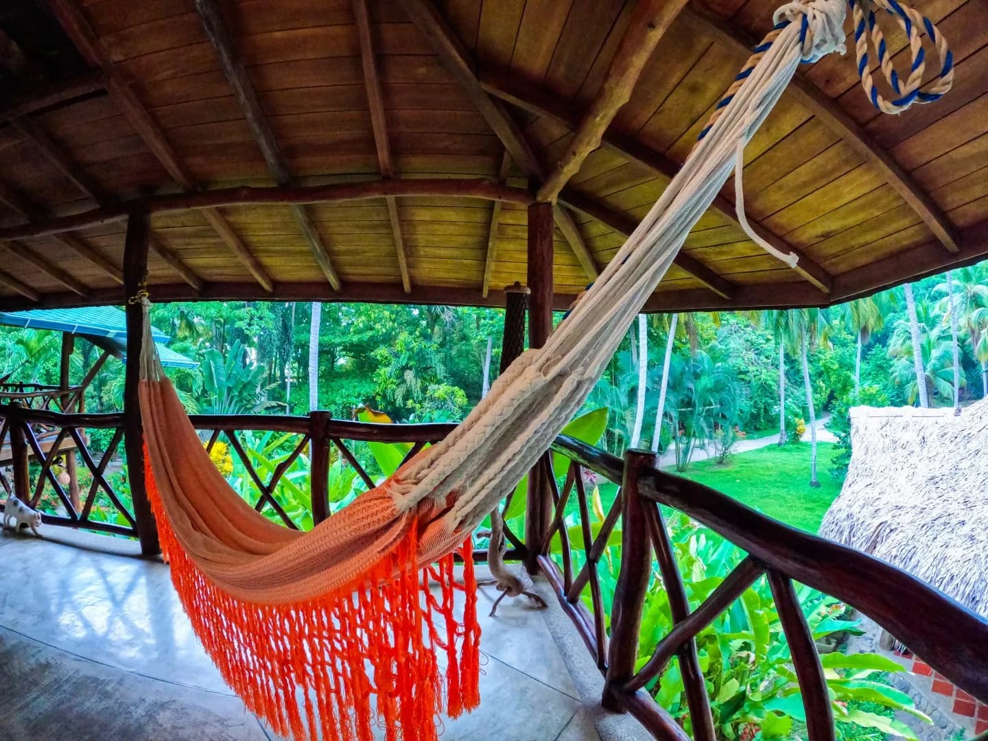 Hamaca en el balcón de la suite Dorado, con vista al jardín de la finca