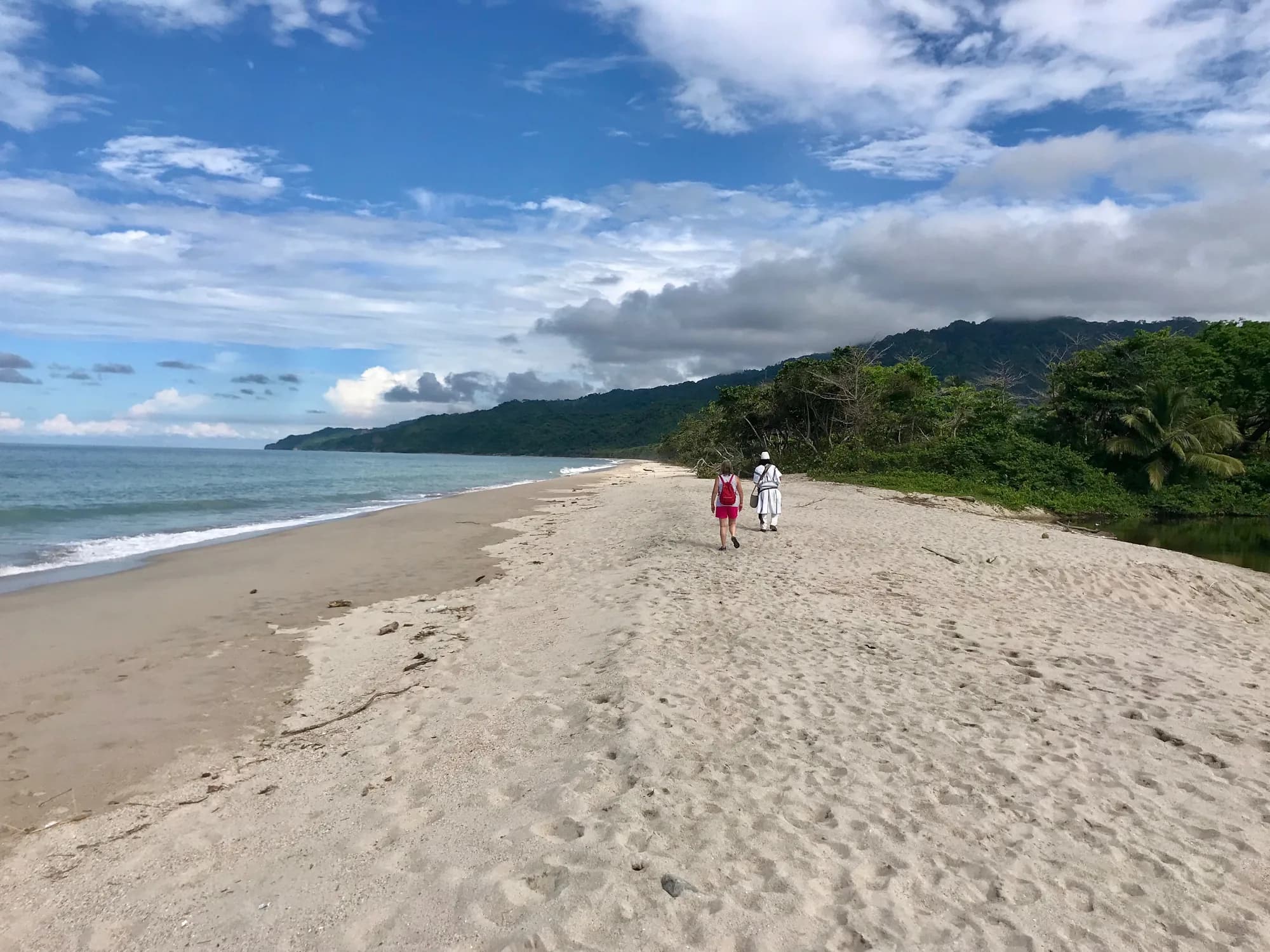 Playa virgen cerca de Katanzama, con la Sierra al fondo