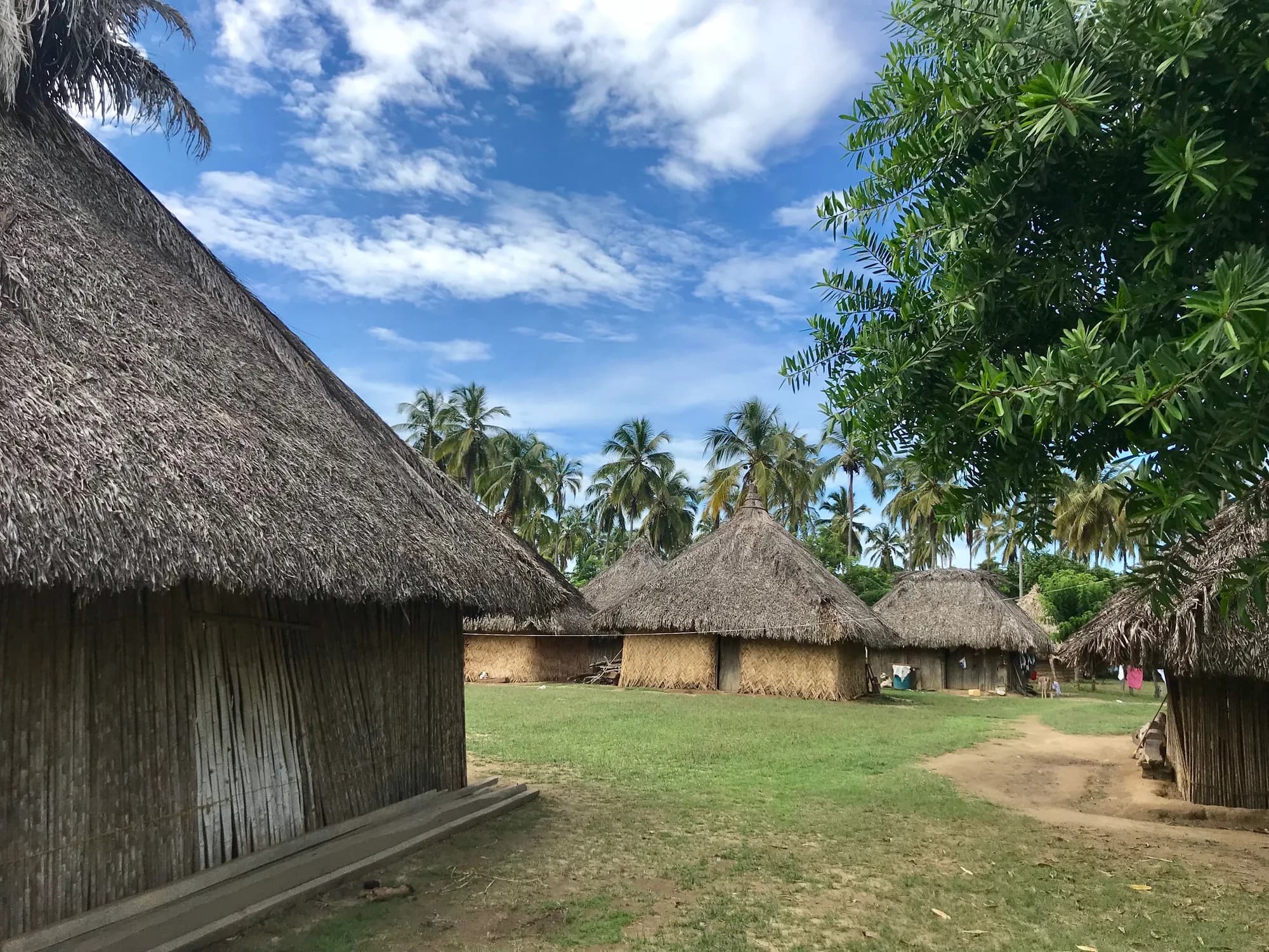 Casas de barro y techo de palma del pueblo Arhuaco de Katanzama
