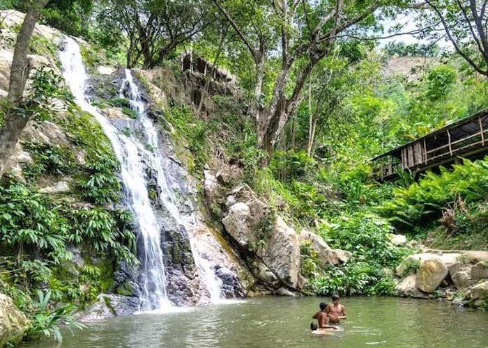 Cascada de agua cristalina con poza para bañarse, en Minca