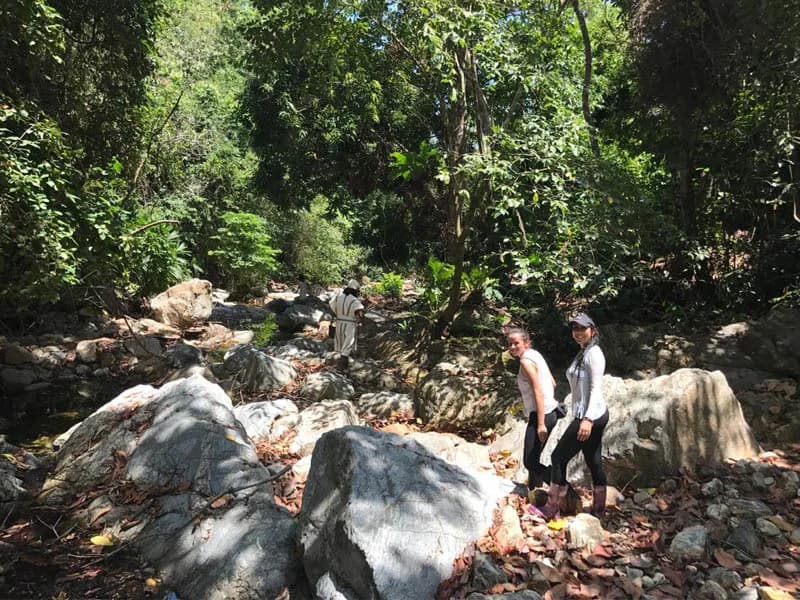 Caminata por la quebrada hacia la casa de la familia Arhuaca