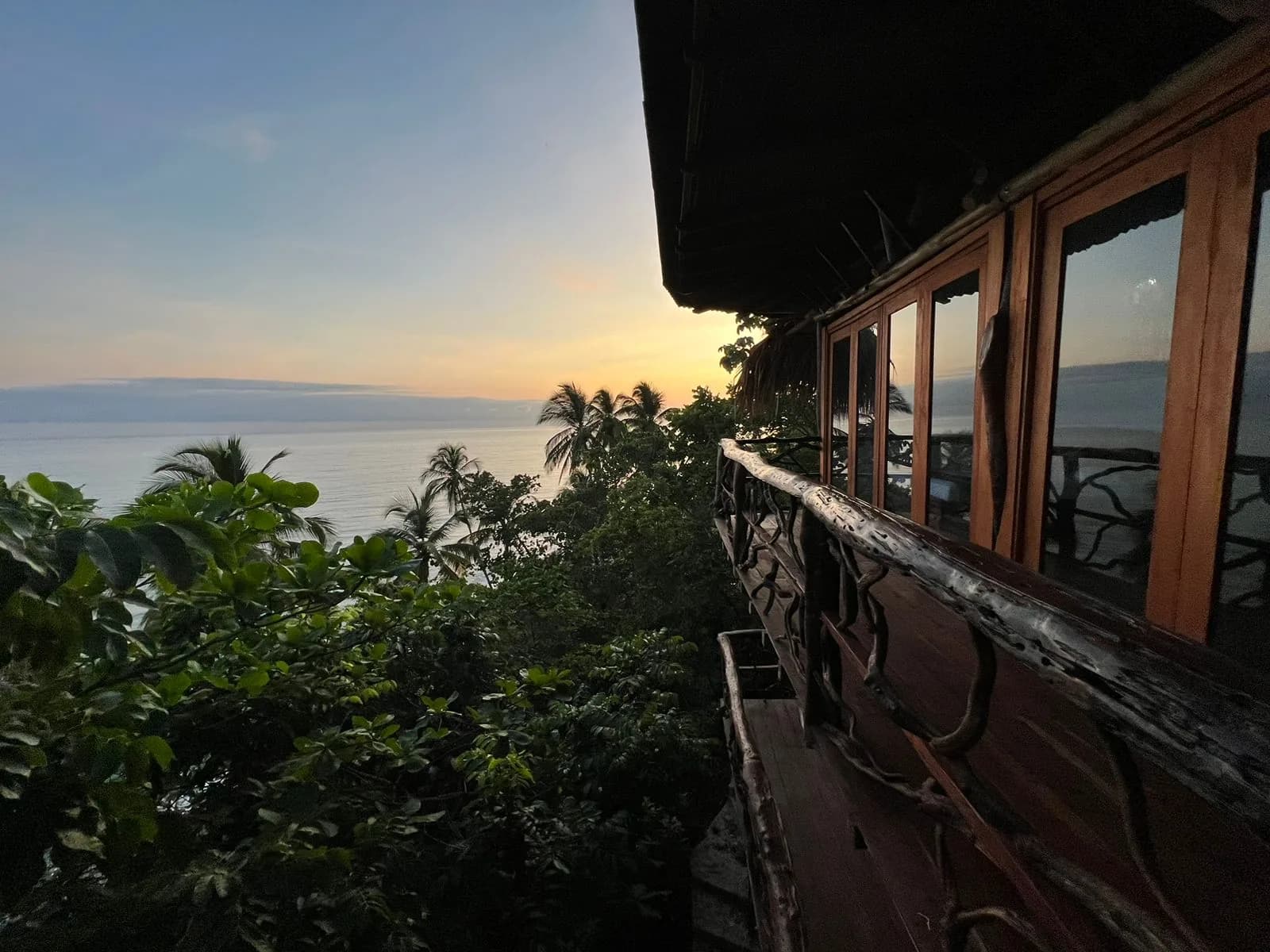 Atardecer sobre el mar visto desde el balcón de madera de Morro Paraíso
