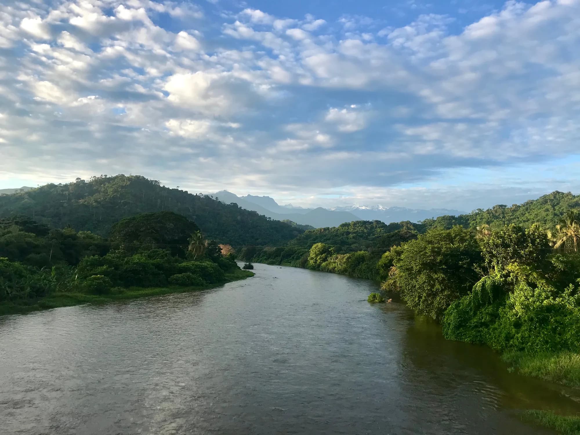 El río Palomino con los picos nevados de la Sierra al fondo