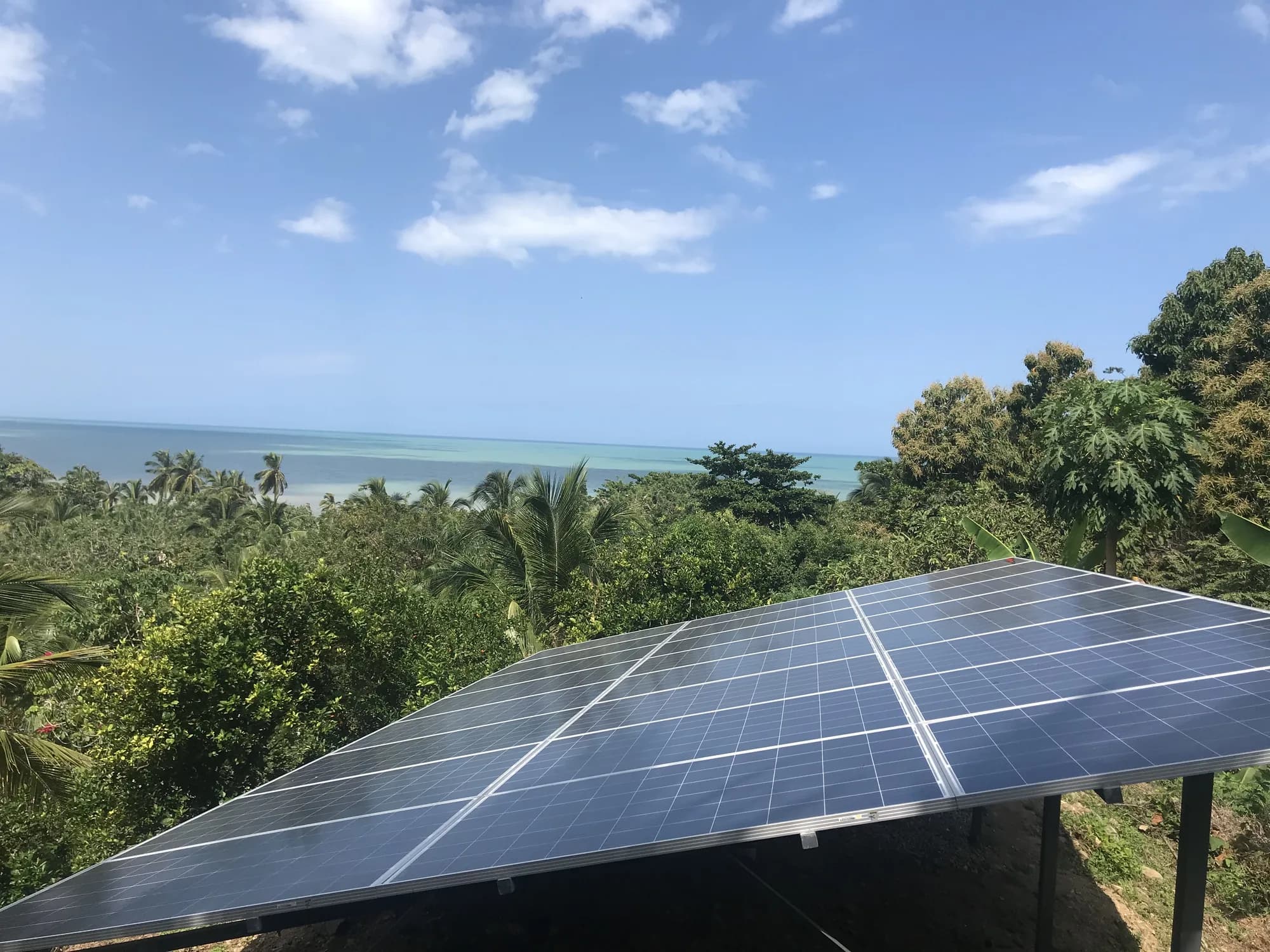Paneles solares de la Finca La Jorará, con el mar al fondo