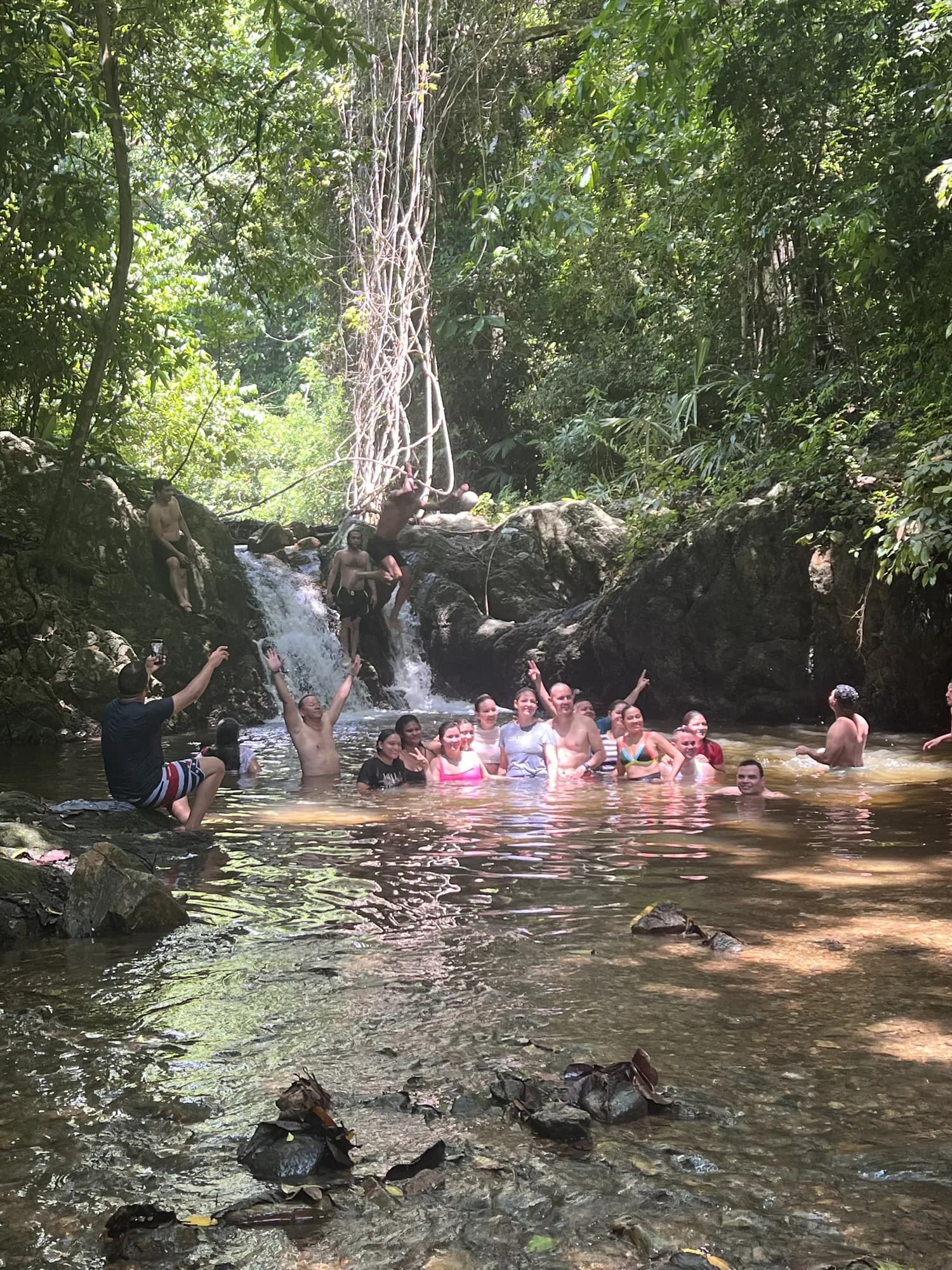 Visitantes bañándose en la piscina natural de la quebrada Jorará