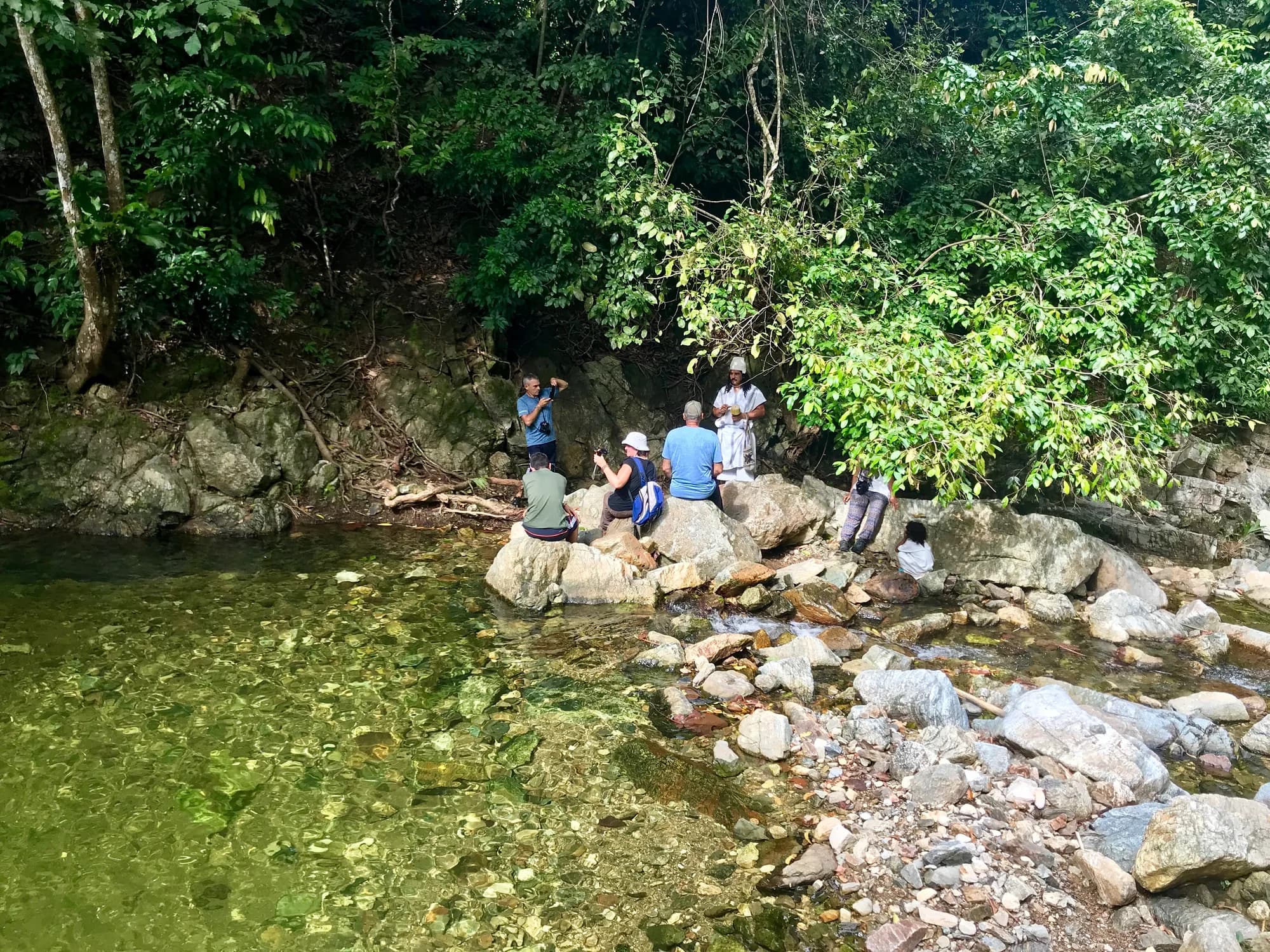 Grupo descansando junto a una quebrada de la Sierra Nevada