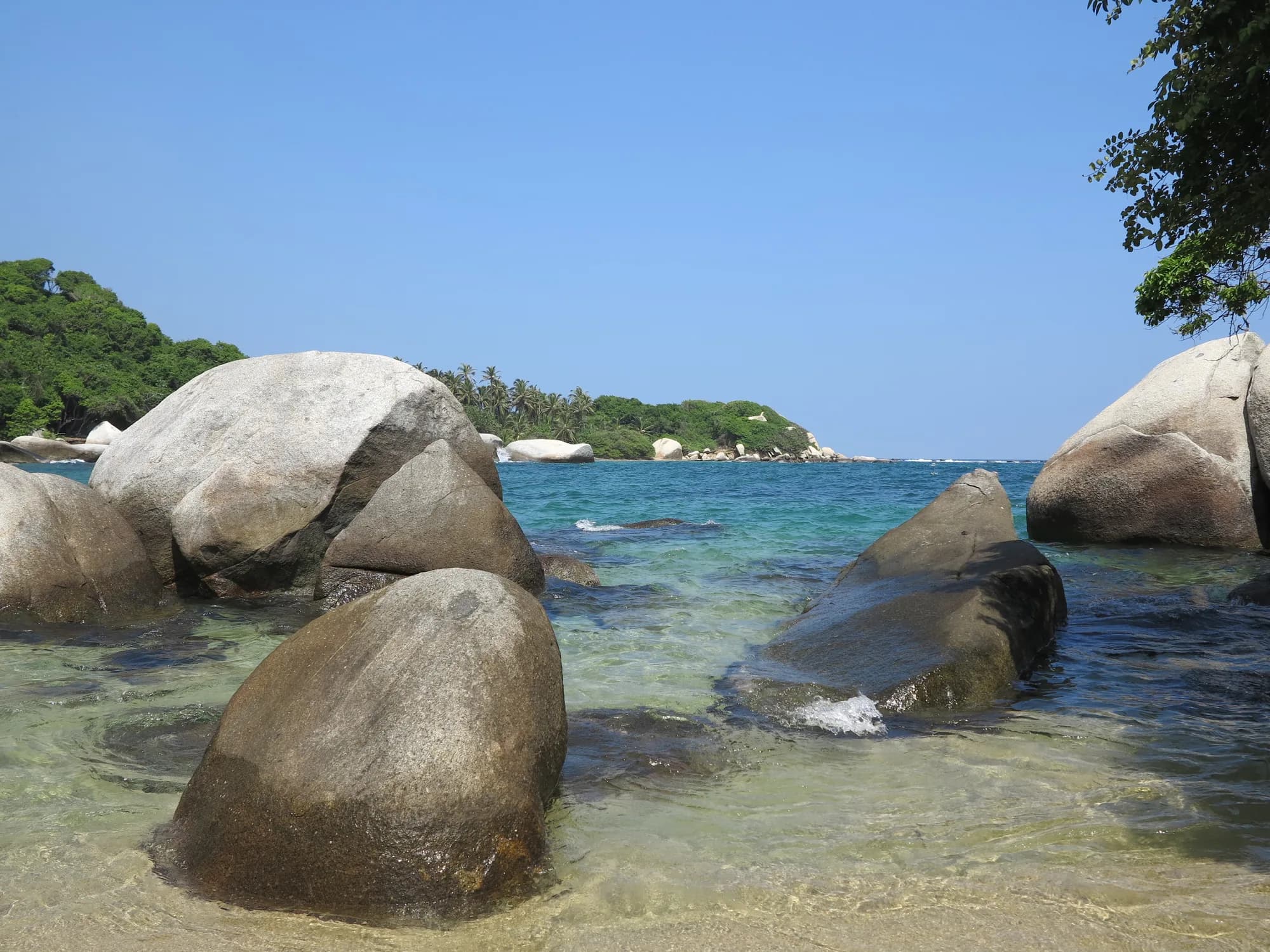 Piedras gigantes y agua turquesa en la costa del Parque Tayrona