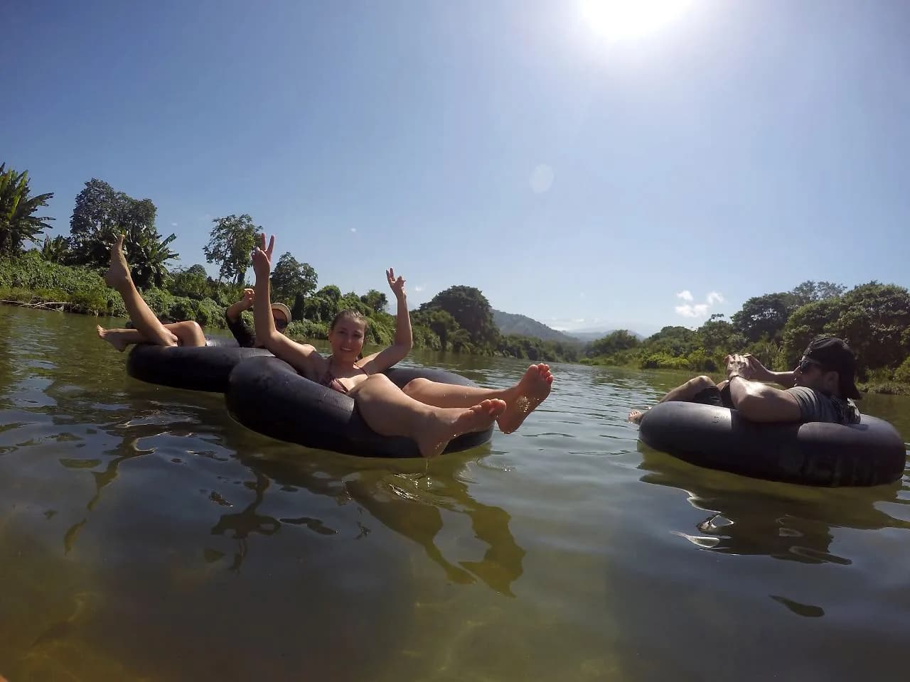 Viajeros flotando en neumáticos por el río Don Diego, entre la selva