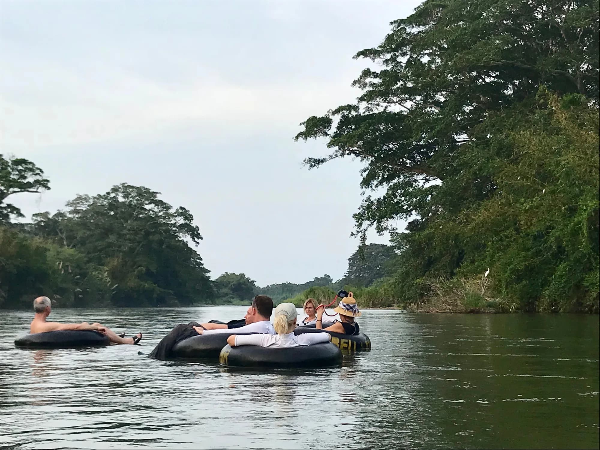 Descenso por el río Don Diego rodeado de vegetación
