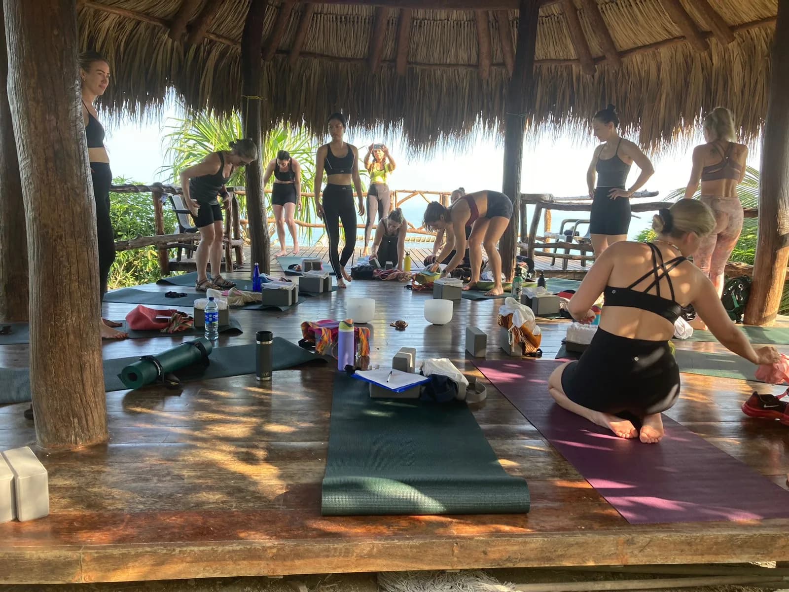 Práctica de yoga en el mirador de la Finca La Jorará, frente al mar Caribe