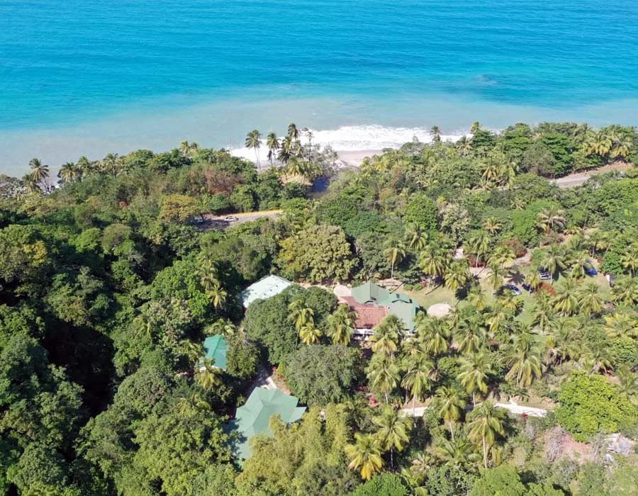 Vista aérea de la Finca La Jorará entre el bosque y el mar Caribe